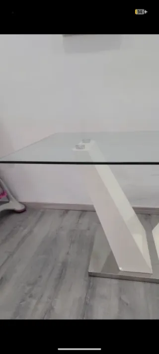 Mesa de comedor cristal blanca y plataforma cloma