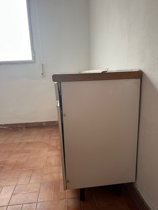 Mueble bajo aparador cocina beige y blanco
