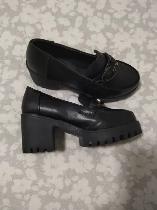 Zapatos de tacón bajo negros