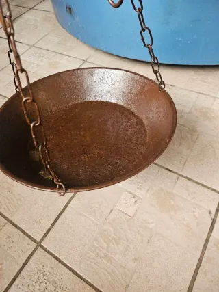 Vecchia bilancia in metallo