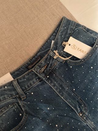 Pantalones vaqueros con pedrería
