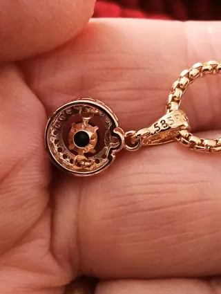 Gargantilla chapada en oro con colgante verde