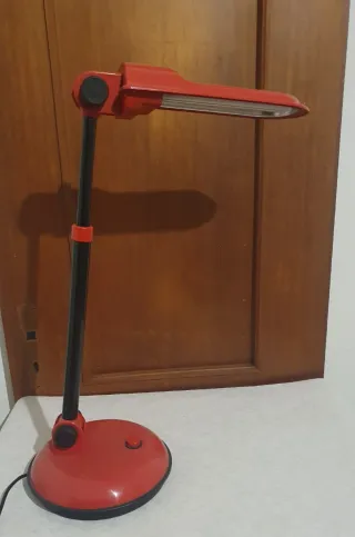 Lampada da tavolo rossa e nera