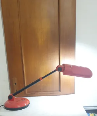 Lampada da tavolo rossa e nera