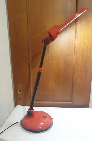 Lampada da tavolo rossa e nera