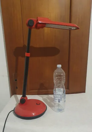 Lampada da tavolo rossa e nera