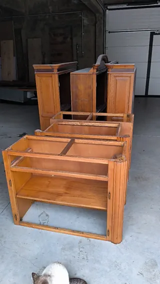 Mueble castaño con vitrina y cajones.