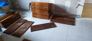 Mueble castaño con vitrina y cajones.