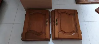 Mueble castaño con vitrina y cajones.