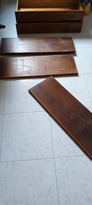 Mueble castaño con vitrina y cajones.
