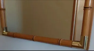 Espejo y estantería de bambú y latón