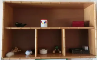 Espejo y estantería de bambú y latón