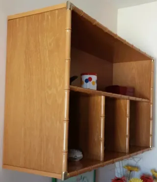 Espejo y estantería de bambú y latón