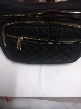 Bolsa preta com textura crocodilo