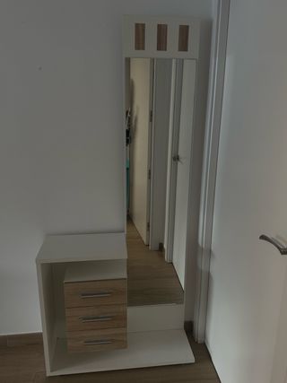 Mueble de entrada con espejo y cajones