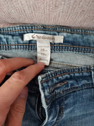 Pantalón vaquero Stradivarius con pedrería