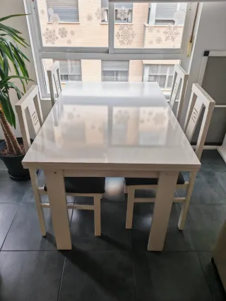Mesa de comedor extensible.