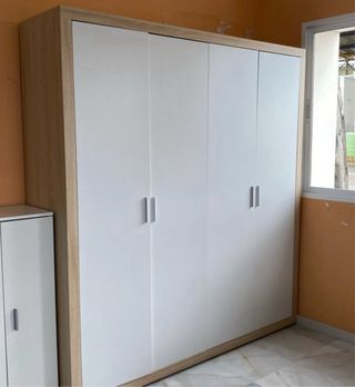 Armario de madera blanco y marrón