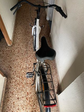 Bicicleta urbana blanca
