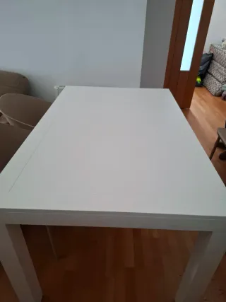 Mesa extensible de madera blanca