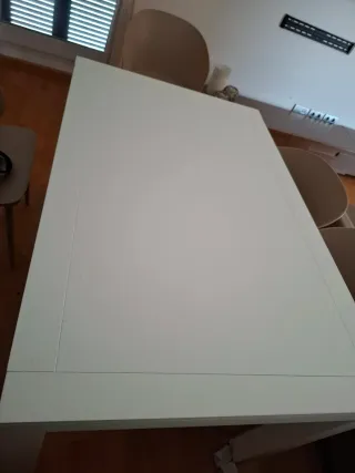 Mesa extensible de madera blanca