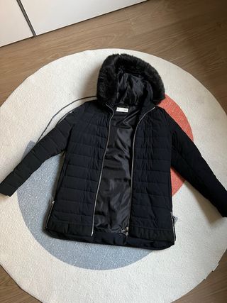 Abrigo plumífero negro con capucha