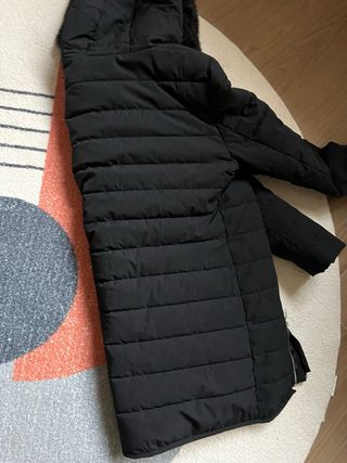 Abrigo plumífero negro con capucha