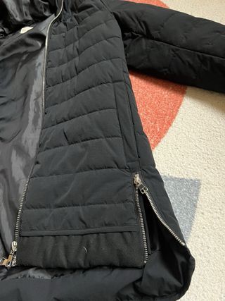 Abrigo plumífero negro con capucha