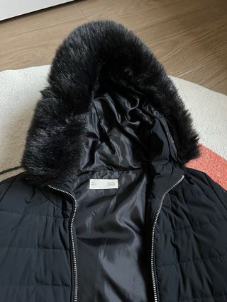 Abrigo plumífero negro con capucha