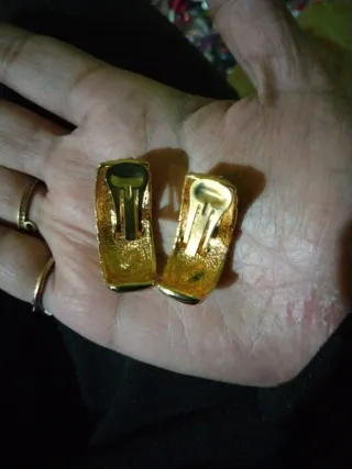 Pendientes antiguos dorados con piedras