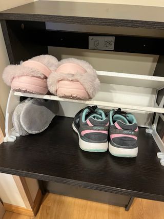 Zapatero de madera marrón