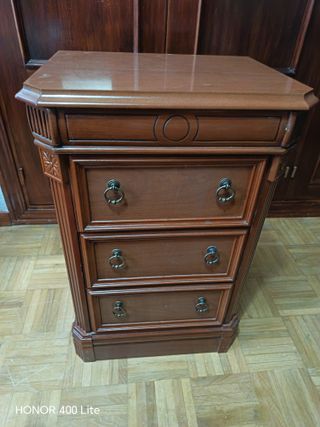 Cajonera de nogal con sus tiradores.