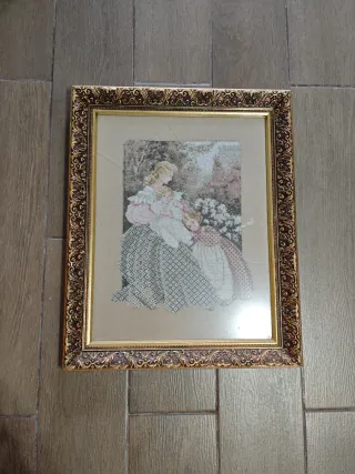 Cuadro 30×40 cm con marco clásico dorado y bordado