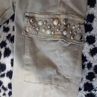 Pantalón vaquero beige con remaches y perlas