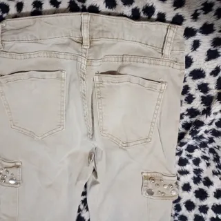 Pantalón vaquero beige con remaches y perlas