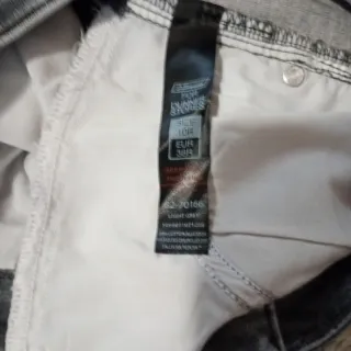 Pantalón vaquero beige con remaches y perlas