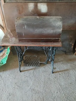 Máquina de coser antigua de mesa