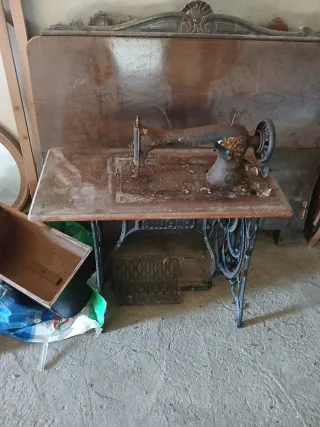 Máquina de coser antigua de mesa