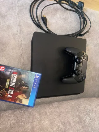 PS4 (PlayStation 4) Negra + Resident Evil 4