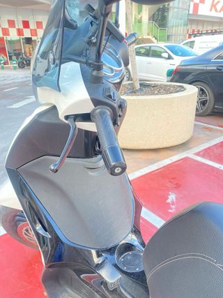 Piaggio Beverly 300 Scooter,