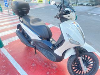 Piaggio Beverly 300 Scooter,