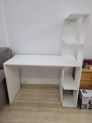 Escritorio Blanco con Estantería
