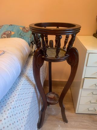 s pedestal de estilo clásico en madera