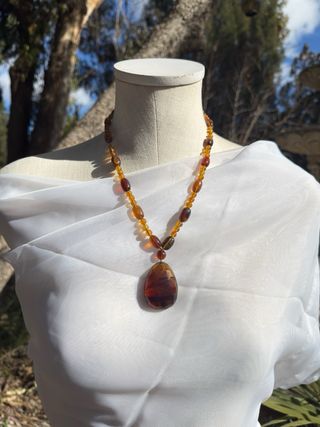 Collar de ámbar y colgante