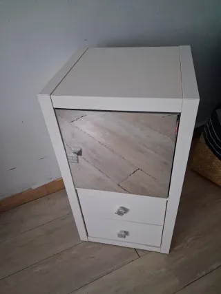 Mueble blanco con cajones y puerta