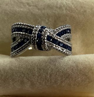 Splendido anello elegante a nodo con cristalli blu