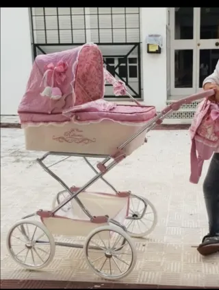 Coche de capota de juguete rosa