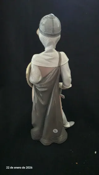 Figura Lladro niño medieval porcelana