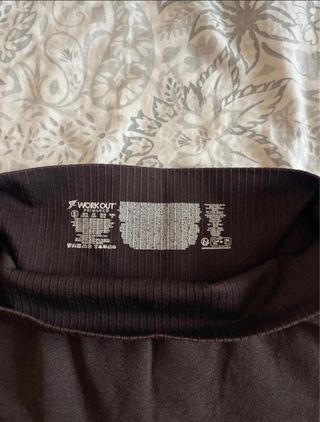 Pantalón corto deportivo marrón