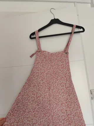 Mono rosa floral de verano